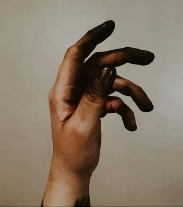 2. "Рука ювелира после долгих часов, проведенных за полировальными кругами".