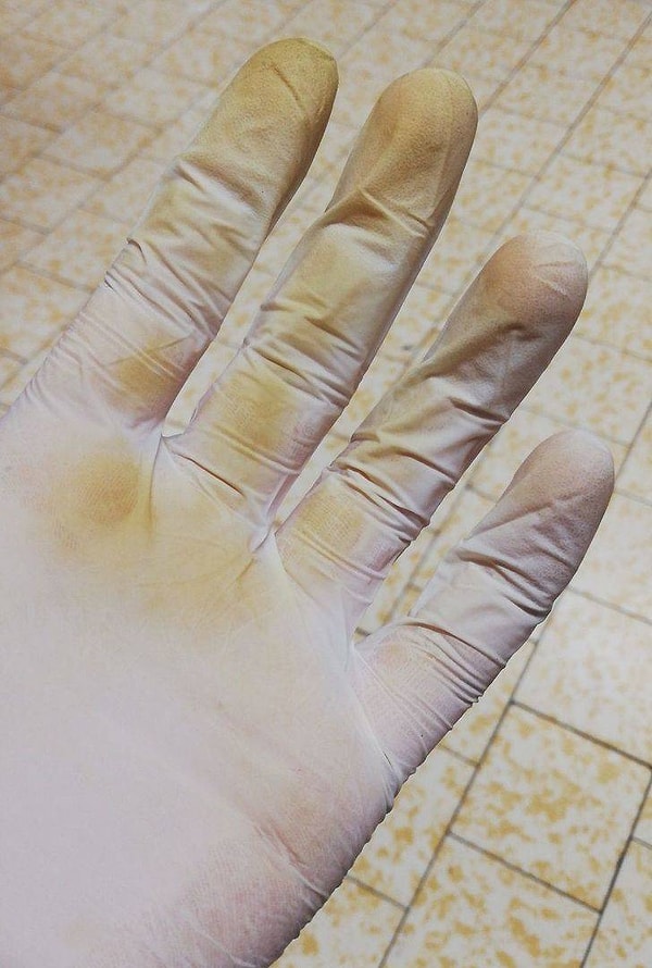 13. "Мои руки после 2-х часов работы кассиром. Чаще мойте руки!"