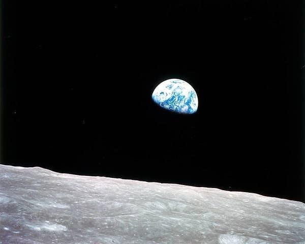 12. Biraz da Dünya'dan bahsedelim. İşte Ay'dan Dünya böyle görünüyor.
