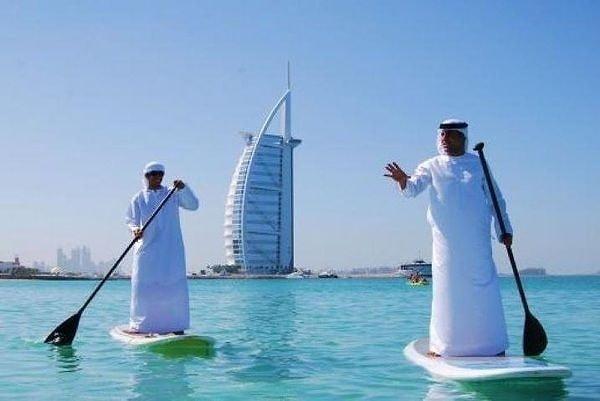 18. Denizde balıktan çok kürek sörfü yapan Dubaili görebilirsiniz.