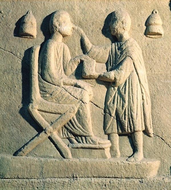 18. Antik Roma'da insanlar sivilceyi çok alışılmadık şekillerde tedavi ediyorlardı...