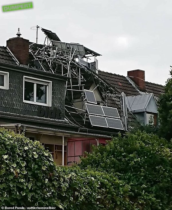 2. А это фото из США, где кто-то пытался установить на крыше своего дома солнечные панели и превратил жилище в руины.