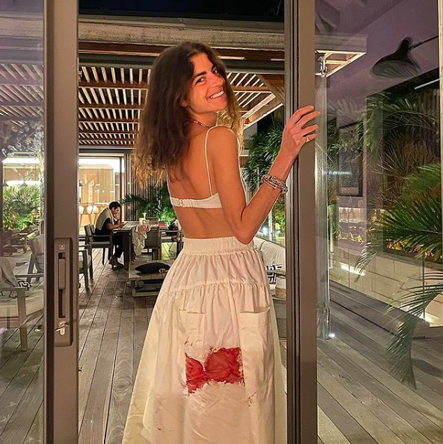 Şimdi ise Selfe Studios markalı beyaz eteğine geçen regl kanını paylaşıp altına 'Şakasız bir şekilde, kadın olmayı seviyorum.' yazdı, yeni bir tartışmayı da beraberinde getirdi.