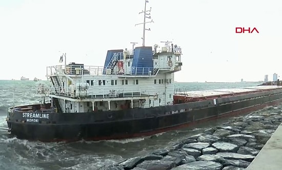 Fırtına Etkisini Sürdürüyor: Zeytinburnu'nda Bir Gemi Kıyıya Sürüklendi