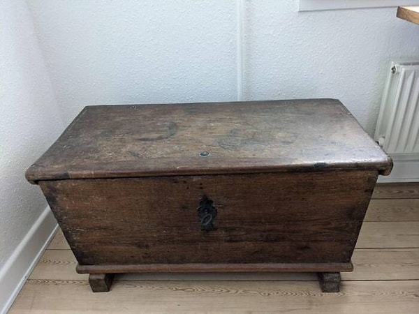 3. "Этот дубовый сундук хранит вещи нашей семьи с 1682 года. Замок, кстати, все еще работает!"