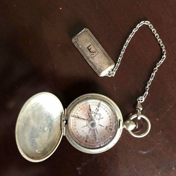 7. "На крышке моего карманного компаса есть гравировка: "Английский департамент США, 1918 год". Жаль, что я не проявил больше интереса по поводу того, кто был предыдущим владельцем этой интересной вещицы, когда мои родители передали его мне по наследству. К сожалению, теперь уже поздно спрашивать. Но несмотря на солидный возраст этого компаса - более 99 лет - он все еще неизменно показывает на север!"