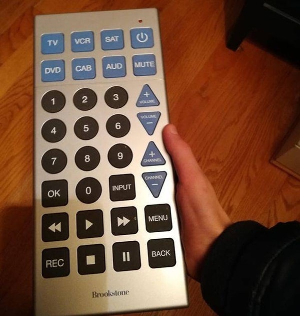 6. "Огромный пульт, которым с удовольствием пользуется моя бабушка".