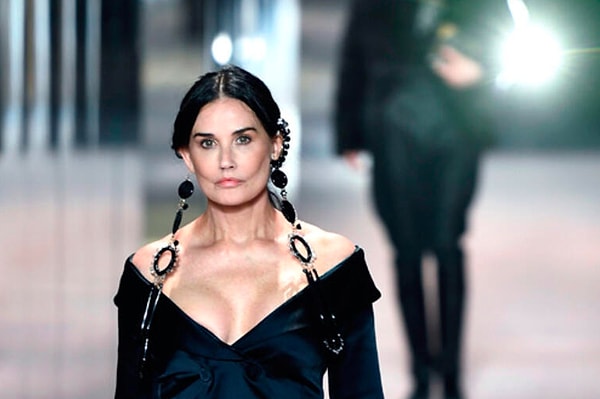 Смотря на актрису, можно было сразу понять, что она совсем недавно вышла из кабинета пластического хирурга, который до предела натянул ей кожу на лице.