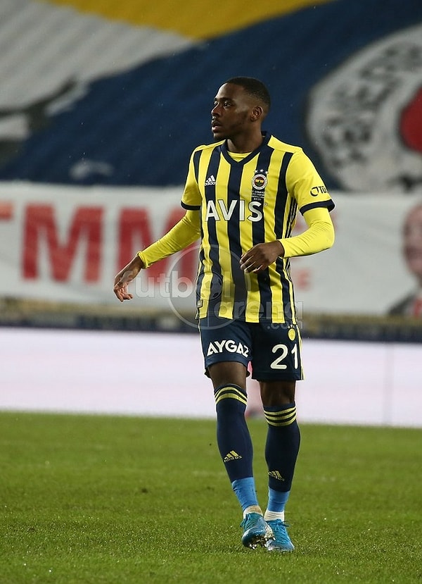 61'de Fenerbahçe'nin yeni transferi Bright Osayi Samuel, Thiam'ın yerine oyuna girdi.