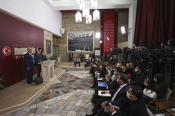 Muharrem İnce ayrıca, CHP'den istifa eden üç milletvekilinin kuracağı partiye geçip geçmeyeceğine ilişkin soruya ise 'evet' yanıtını verdi.