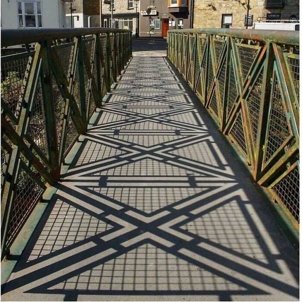 7. Тень на мостике, которая радует глаза