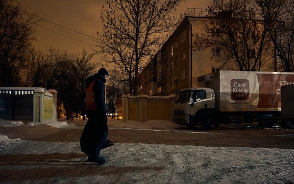 «Он немного другой и наивнее нас. Он как большой ребенок. Но, также, этот человек очень похож на нас. У него есть как положительные, так и отрицательные черты, единственное отрицательное - то, что мошенники могут им манипулировать»