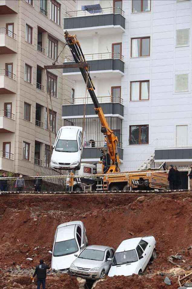 Bina sakinleri, büyük bir gürültü duyduktan sonra istinat duvarının çöktüğünü gördüklerini dile getirdi.