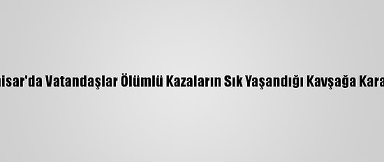 Afyonkarahisar'da Vatandaşlar Ölümlü Kazaların Sık Yaşandığı Kavşağa Karanfil Bıraktı
