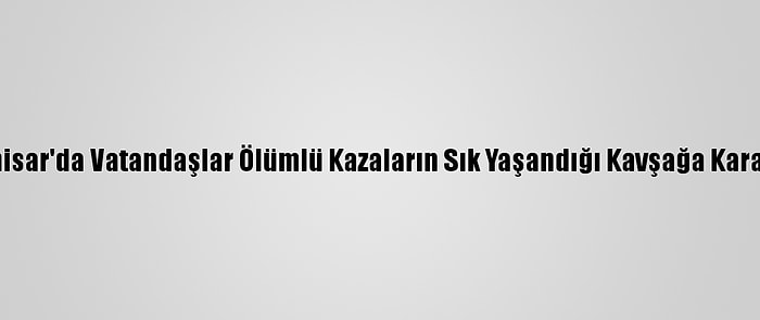 Afyonkarahisar'da Vatandaşlar Ölümlü Kazaların Sık Yaşandığı Kavşağa Karanfil Bıraktı