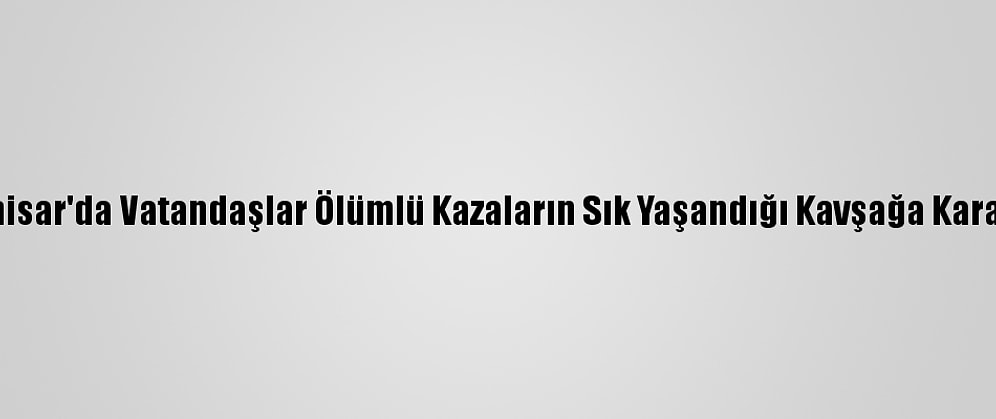Afyonkarahisar'da Vatandaşlar Ölümlü Kazaların Sık Yaşandığı Kavşağa Karanfil Bıraktı