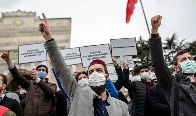 Boğaziçi Üniversitesi öğrencilerinin protestoları polis tarafından bastırıldığı sırada Anadolu Gençlik Derneği isimli başka bir grup da karşıt eylem gerçekleştirdi.