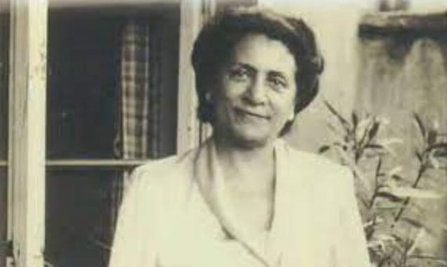 Safiye Ali varlıklı ve entelektüel bir ailede 2 Şubat 1894'te dünyaya gelir. Babası sarayda yaver annesi ise Mekke şeyhülislamının kızıdır.