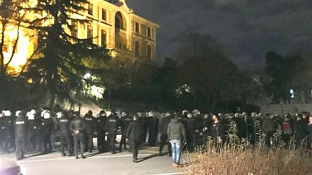 Cumhurbaşkanı Erdoğan'ın, AKP'den milletvekili aday adayı olan Melih Bulu'yu Boğaziçi Üniversitesi'ne rektör olarak ataması ve ardından da öğrencilerin düzenlediği protestolar şu sıralar yine gündemimizde.