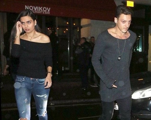 Rol arkadaşı Tolgahan Sayışman'la aşk dedikoduları çıkan Amine Gülşe'nin ismini daha sonra Mesut Özil'le duymaya başladık