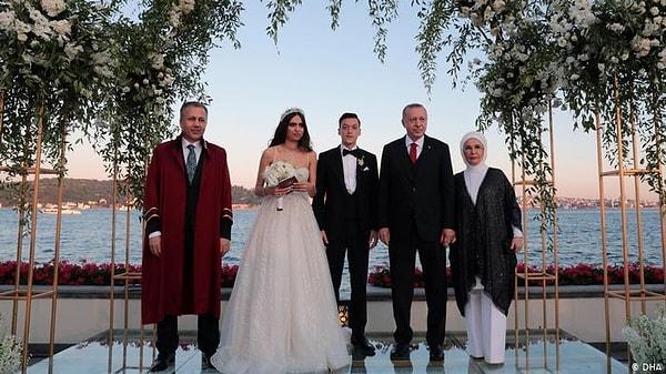 Daha sonra birlikte görülmeye başlayan Amine Gülşe ve Mesut Özil çok geçmeden aşk dedikodularını doğruladı ve 2019 yılında büyük bir törenle İstanbul'da evlendi.