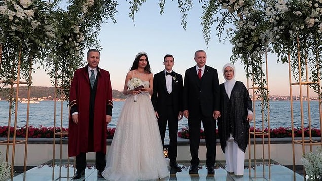 Daha sonra birlikte görülmeye başlayan Amine Gülşe ve Mesut Özil çok geçmeden aşk dedikodularını doğruladı ve 2019 yılında büyük bir törenle İstanbul'da evlendi.