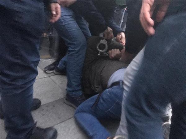 Kadıköy'de polis ters kelepçeyle gözaltı işlemi uyguluyor