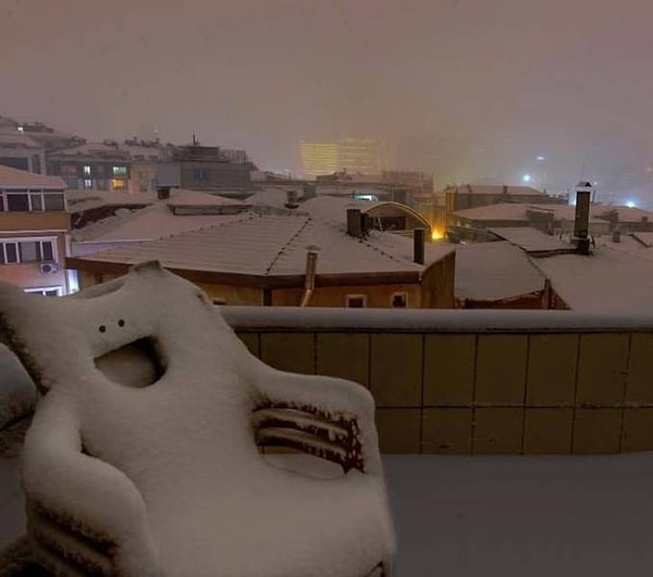 21. "То, как снег укрыл эти стулья, заставляет меня широко улыбаться!"