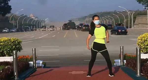 На видео видно, как Вай выполняет тренировку под веселую музыку, в то время как бронированные грузовики и солдаты блокируют дорогу позади нее до прибытия колонны полиции и военной техники.