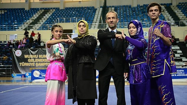 1. Geniş ailesi sayesinde rektör yardımcısı, sekreteri vs atamasında hiç zorluk çekmeyecek Wushu Federasyonu Başkanı