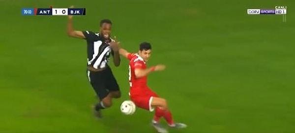 72. dakikada Antalyasporlu Veysel Sarı, sol kanatta Larin'e yaptığı müdahale sonucu ikinci sarıdan kırmızı kart gördü.