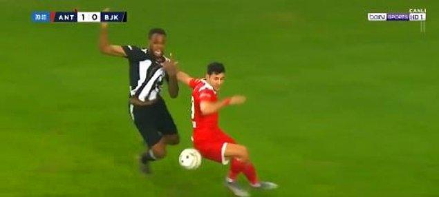 72. dakikada Antalyasporlu Veysel Sarı, sol kanatta Larin'e yaptığı müdahale sonucu ikinci sarıdan kırmızı kart gördü.
