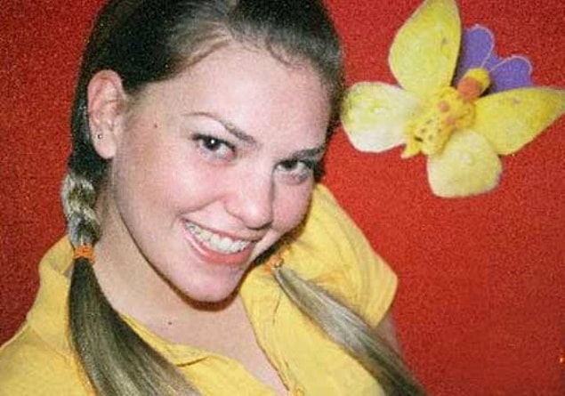 Aslı Enver'in oyunculuk kariyeri bir hayli garip başladı. Sene 2002! Aslı Enver o zamanlar 18 yaşında