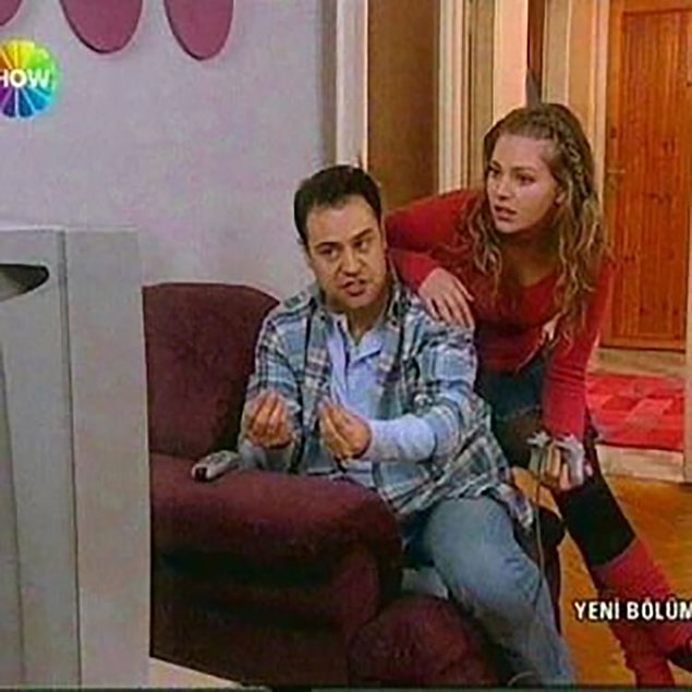Bu haliyle dikkatleri üzerine çeken Hazal; dizinin yakışıklısı Kerem'in de hemen gönlünü çalmayı başardı. Kerem ve Aslı bir anda dizinin aşıkları oluverdi