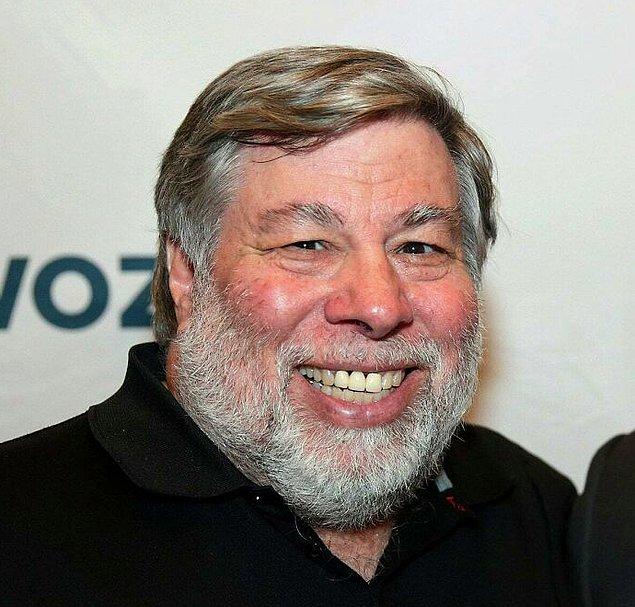 2. Apple hisseleri halka açıldığında, Wozniak hisselerinin 10 milyon dolarını ilk Apple çalışanlarına teklif etti ama Jobs bunu yapmayı reddetti.