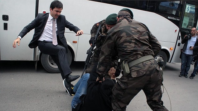 Parti üyeleriniz Soma'da madencileri tekmeliyor. Biz işçilerin yanında eylemli bir şekilde saf tuttuk, tutacağız.