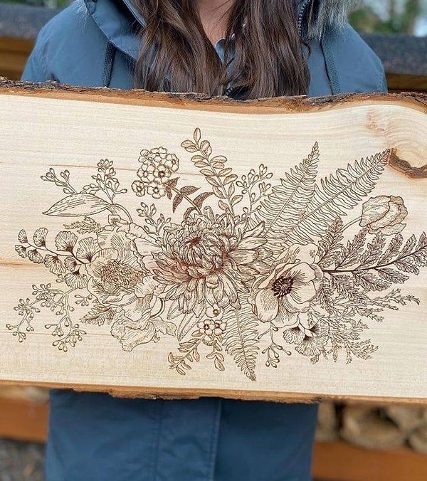 12. "Я занимаюсь выжиганием по дереву. Вот такую симпатичную доску для ванны я сделала для своей мамы на Рождество".