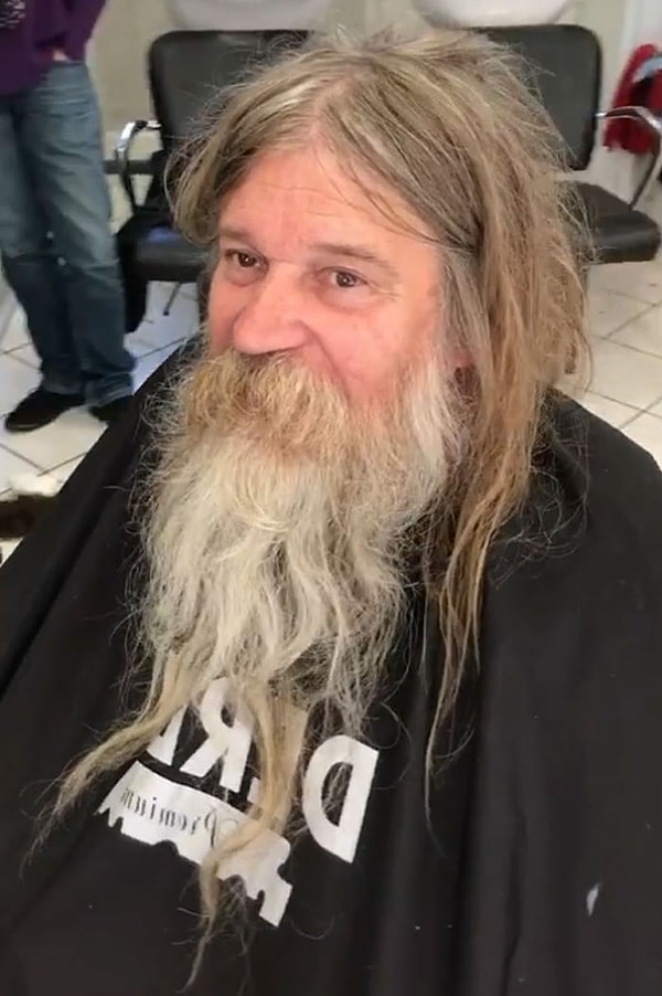 У мужчины оказалась длинная неаккуратная борода и такие же длинные свалявшиеся волосы. Но Давиду эта задачка явно оказалась по силам.