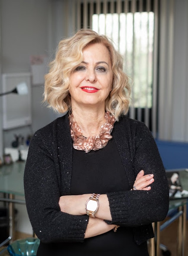 Pandeminin başından beri yaptığı açıklamalarla herkes tarafından dikkatle dinlenen Gazi Üniversitesi Tıp Fakültesi Enfeksiyon Hastalıkları ve Klinik Mikrobiyoloji Anabilim Dalı Başkanı Esin Davudoğlu Şenol da bu duruma isyan edenlerden.