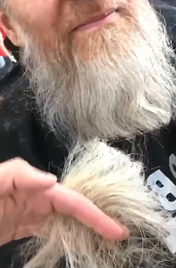 Затем Давид также подстриг мужчине бороду