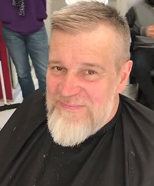 В итоге мужчина превратился в красавчика, которого сложно было разглядеть за лишними волосами