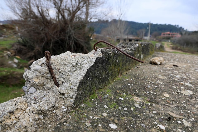 Beton kısım yıkılmayıp zamanla aşınırken, betonun içindeki demirler de dışarı çıktı.