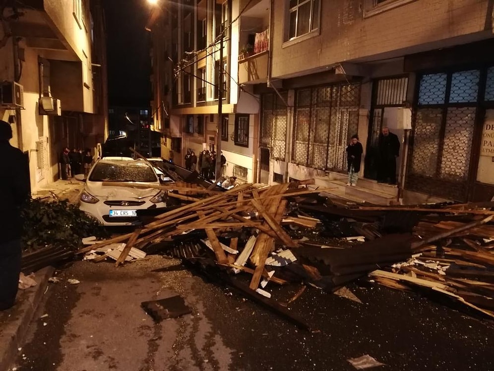 İstanbul'da Fırtına Etkili Oluyor: Çatılar Uçtu, Ağaçlar Devrildi