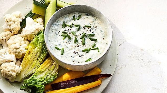 3. Ranch sos daha beyaz görünmesi için boyanıyor.