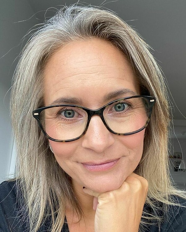 2. Просто я - без фильтра, с седыми волосами, морщинами и в очках. У меня есть столько вещей, за которые я должна быть благодарна - за все деньги, которые я сэкономила от того, что НЕ красила волосы, я благодарна своей дочери, которая всегда хвалила меня и мои морщинки, и я благодарна своим очкам, потому что мне нравится внешний вид + они скрывают темные круги под глазами, улыбайся и будь благодарен - всегда есть чему порадоваться.