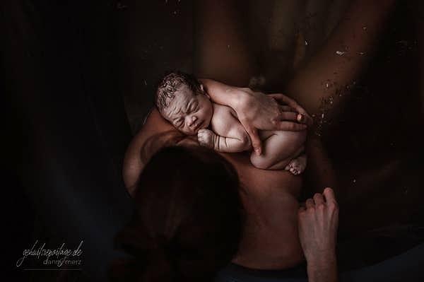 8. Suda doğum yapan bir anne ve bebeğini kucağına aldığı o özel an 😢