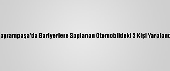 Bayrampaşa'da Bariyerlere Saplanan Otomobildeki 2 Kişi Yaralandı