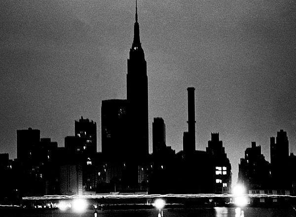 Derken 1977'de bir doğa olayı gerçekleşti ve her şey değişti. 1977 yazında, 13 Temmuz günü aşırı yağmur yağdı ve New York şehrine elektrik sağlayan trafoya bir yıldırım düştü.