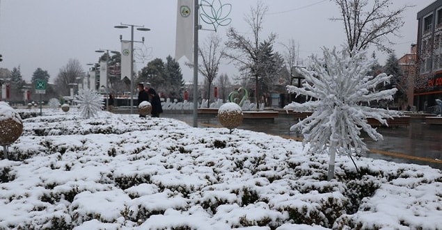 Bolu Valisi Ahmet Ümit, sosyal medya hesabından yaptığı açıklamada, kararın, kentte yaşanması muhtemel yoğun kar yağışı ve buzlanma sebebiyle alındığını belirtti.