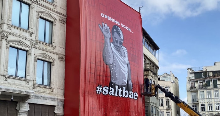 Galata'da Tarihi Binayı Örten Nusret Posterine Tepki: 'Kültür Varlığı Mevzuatına Aykırı'